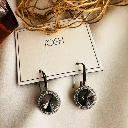 گوشواره اویز سنگ کریستالی مشکی دور نگین بسیار با کیفیت و درخشان برند لوکس tosh