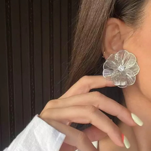 گوشواره گل نقره ای نگینی بسیا با جلوه و ترند گوشواره گل توری گوشواره نقره ای