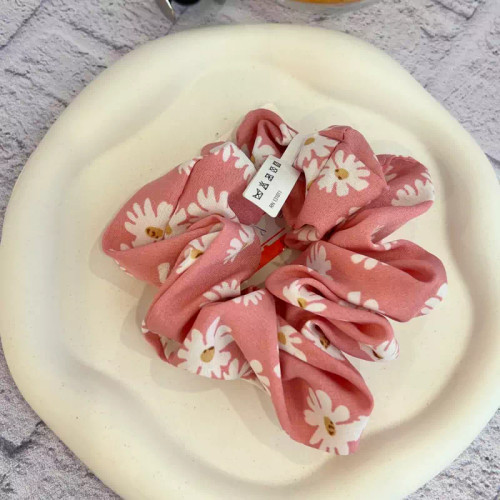 کش اسکرانچی وارداتی پارچه ای صورتی با گل های بابونه لطیف و سایز متوسط