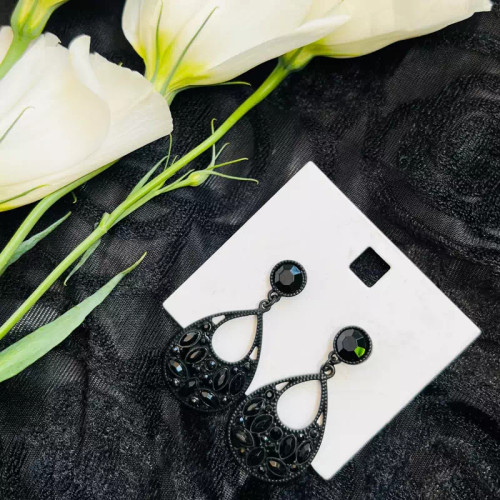 گوشواره اشکی نگین دار بسیاررر شیک