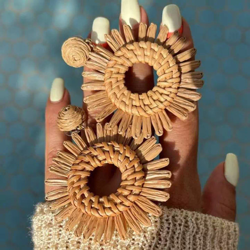 گوشواره گل حصیری رنگ قهوه ای نود خوشرنگ گوشواره حصیری