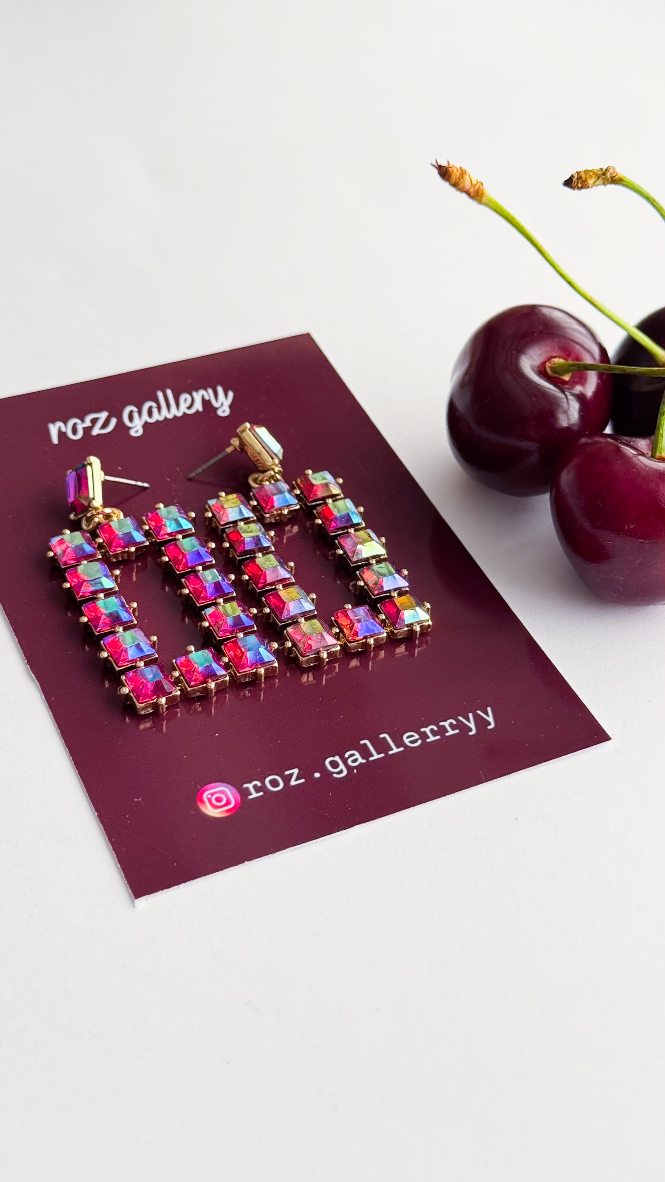 گوشواره جواهری سرخابی هفت رنگ با دیزاین مستطیلی خاص گوشواره سرخابی