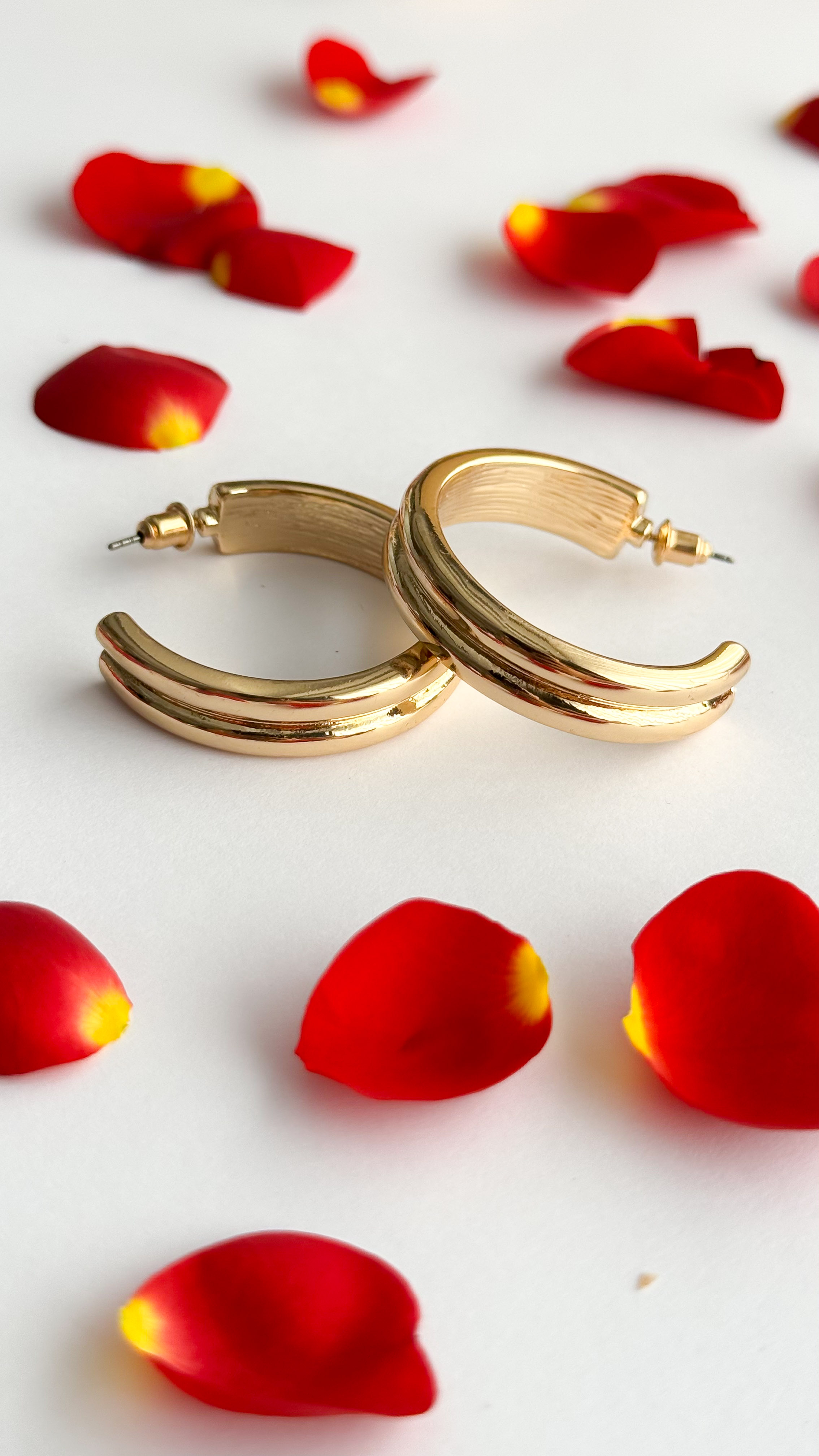 گوشواره حلقه ای طلایی دولاین با نما و درشت گوشواره زنانه