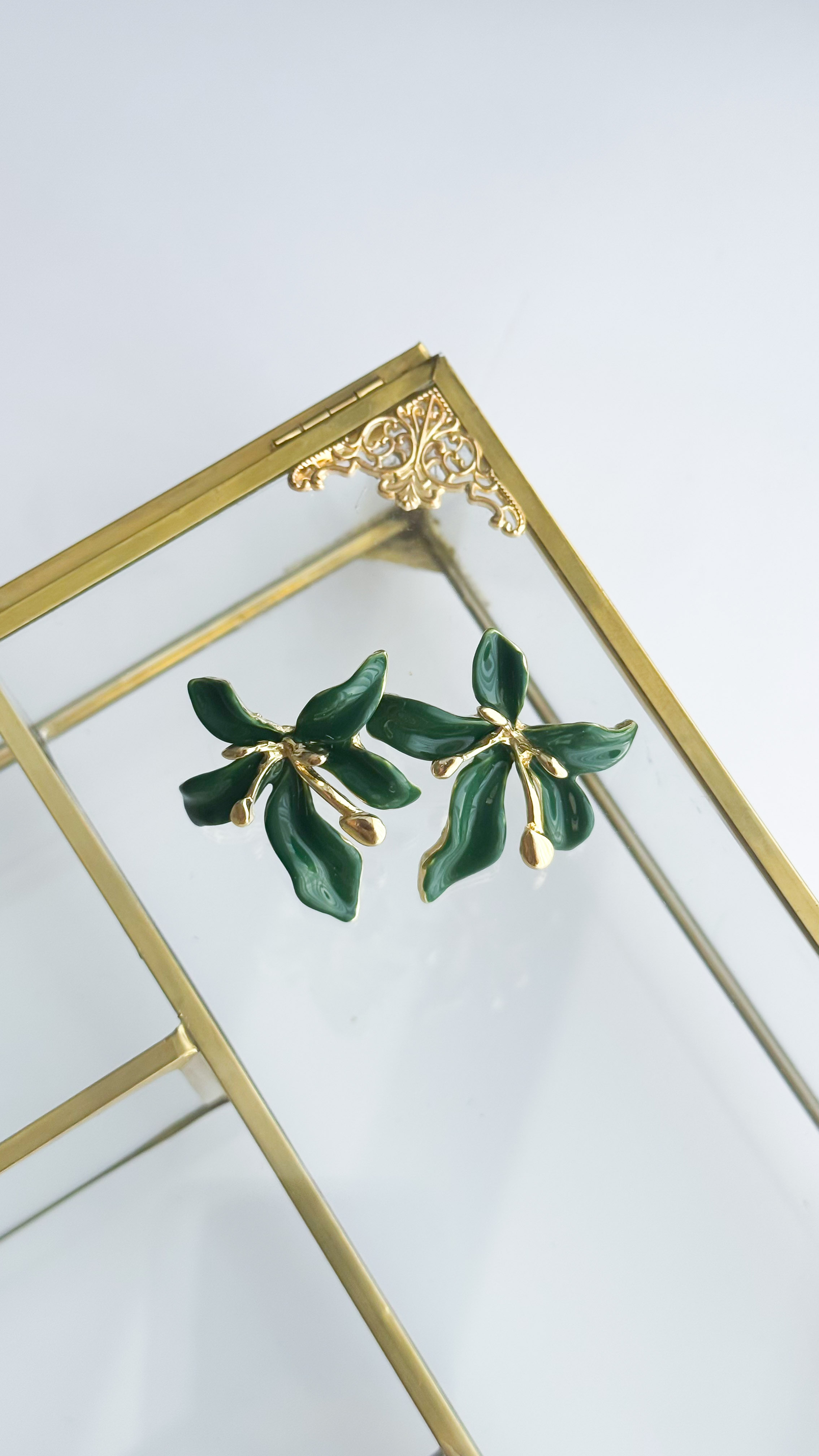 گوشواره گل میناکاری رنگ سبز جنگلی زیبا گوشواره سبز گوشواره گل